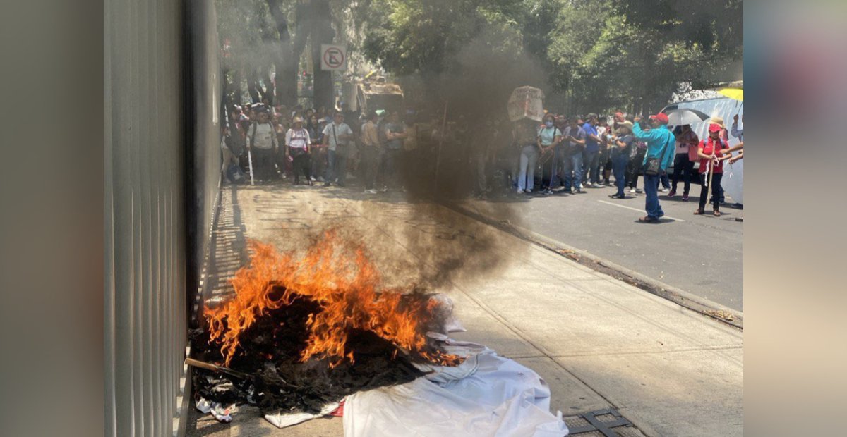 Maestros de la CNTE queman propaganda afuera de las sedes del PRI y del PAN en la CDMX