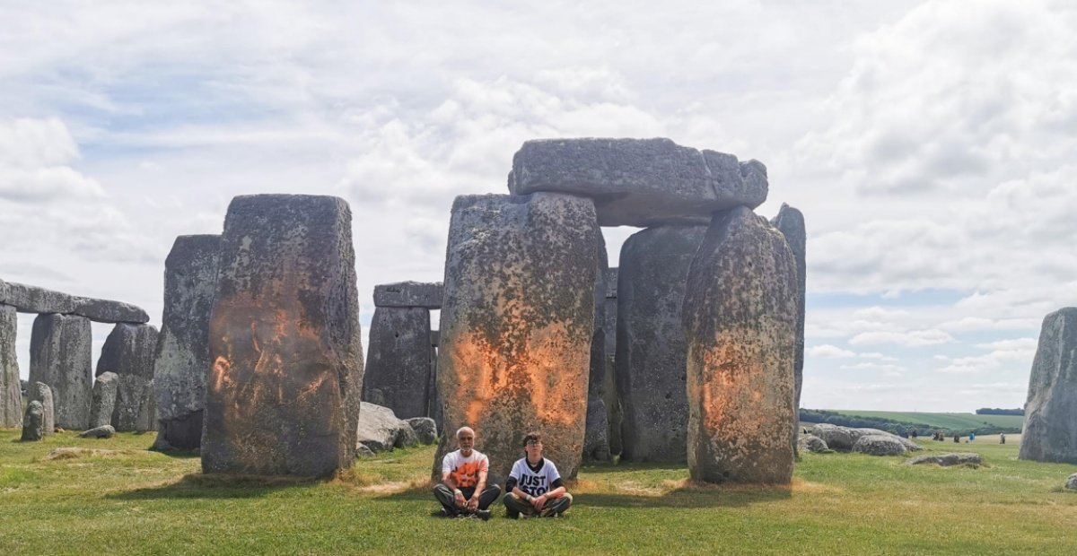 Detienen a dos activistas de Just Stop Oil tras rociar con pintura naranja el monumento de Stonehenge