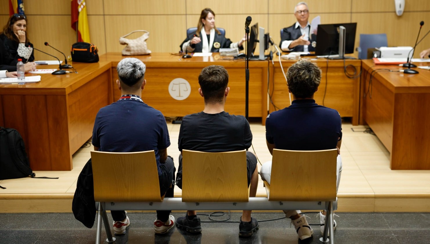 Condenan en España a 3 aficionados por insultos racistas a Vinícius
