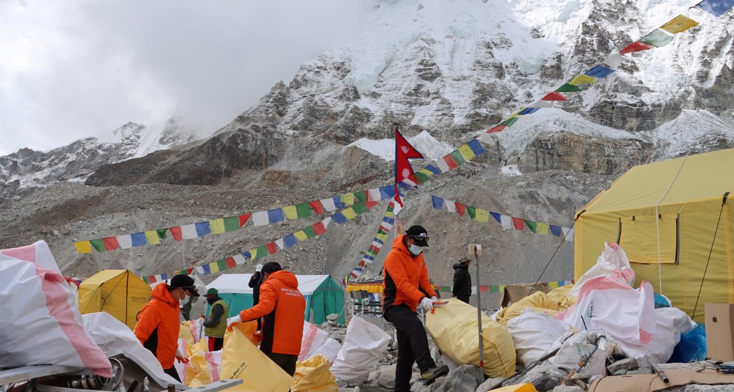 Campaña de limpieza del Everest recupera 4 cadáveres y recoge 11 toneladas de basura