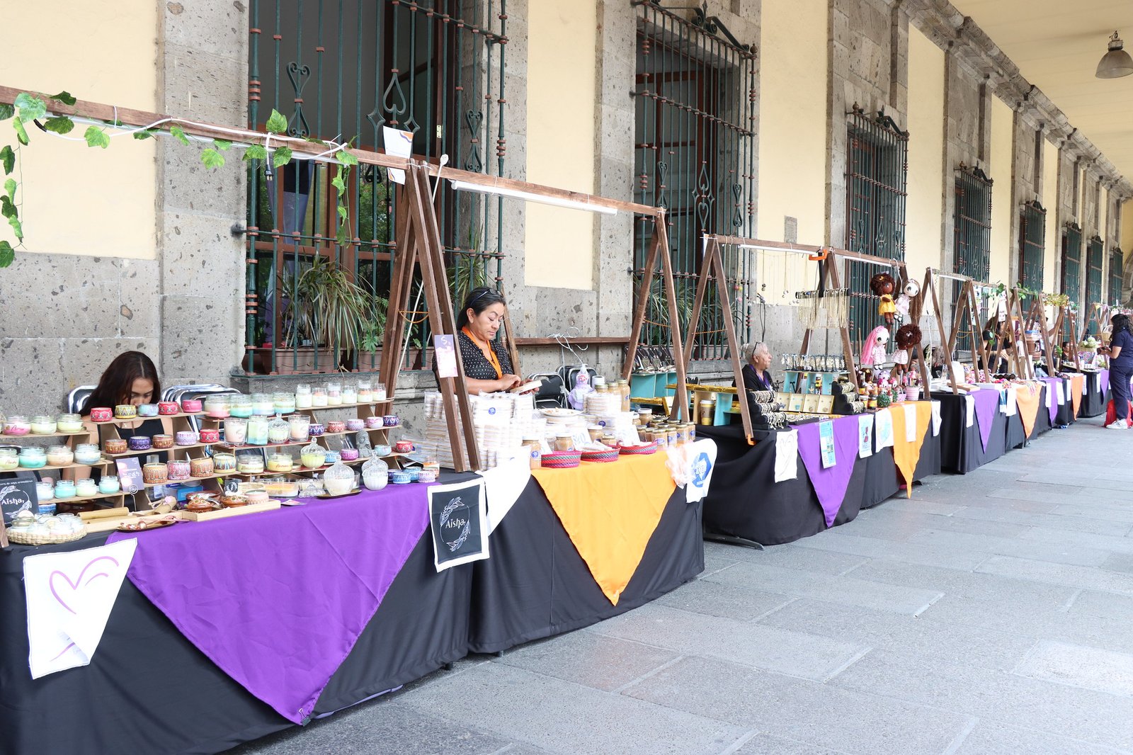 “Unidas Sumamos Más” ofrecen productos y artesanías 