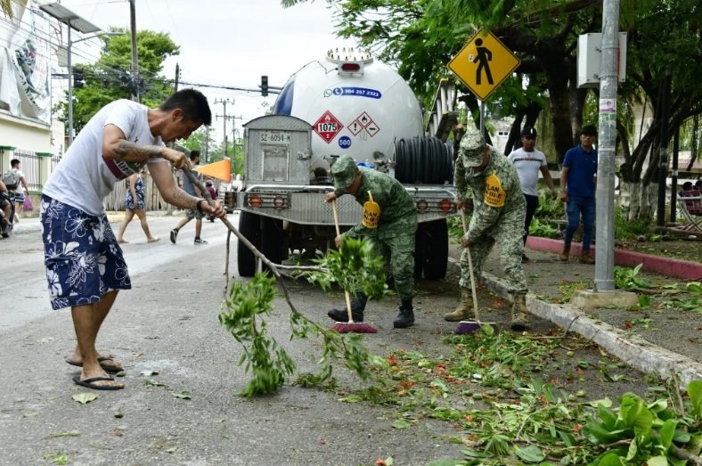 Continúan desplegados 10 mil militares para apoyo por huracán ‘Beryl’