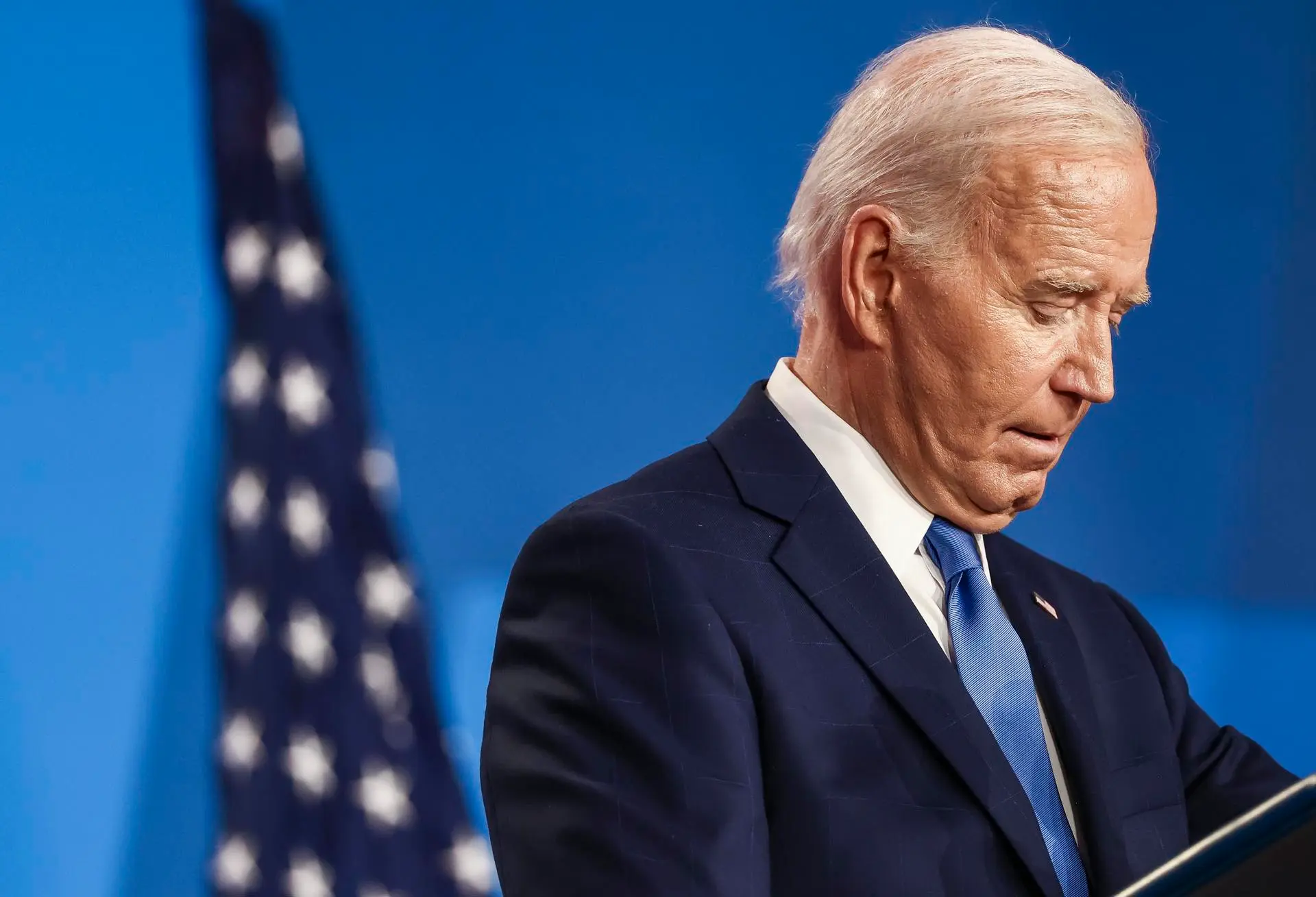 Biden dice que sigue en campaña pese a confundir a Zelenski con Putin y a Harris con Trump