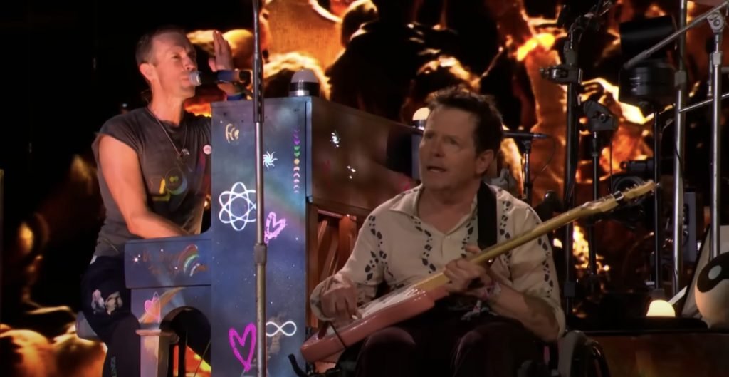 El actor Michael J. Fox sube al escenario con Coldplay en el festival Glastonbury