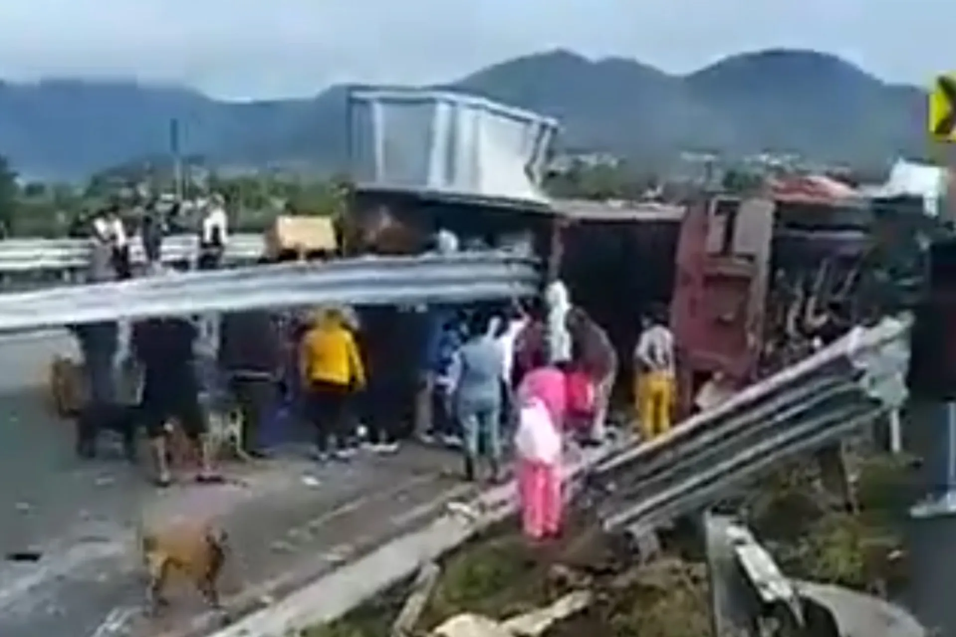 Tráiler con electrodomésticos vuelca en el Edomex; conductor muere y pobladores hacen rapiña