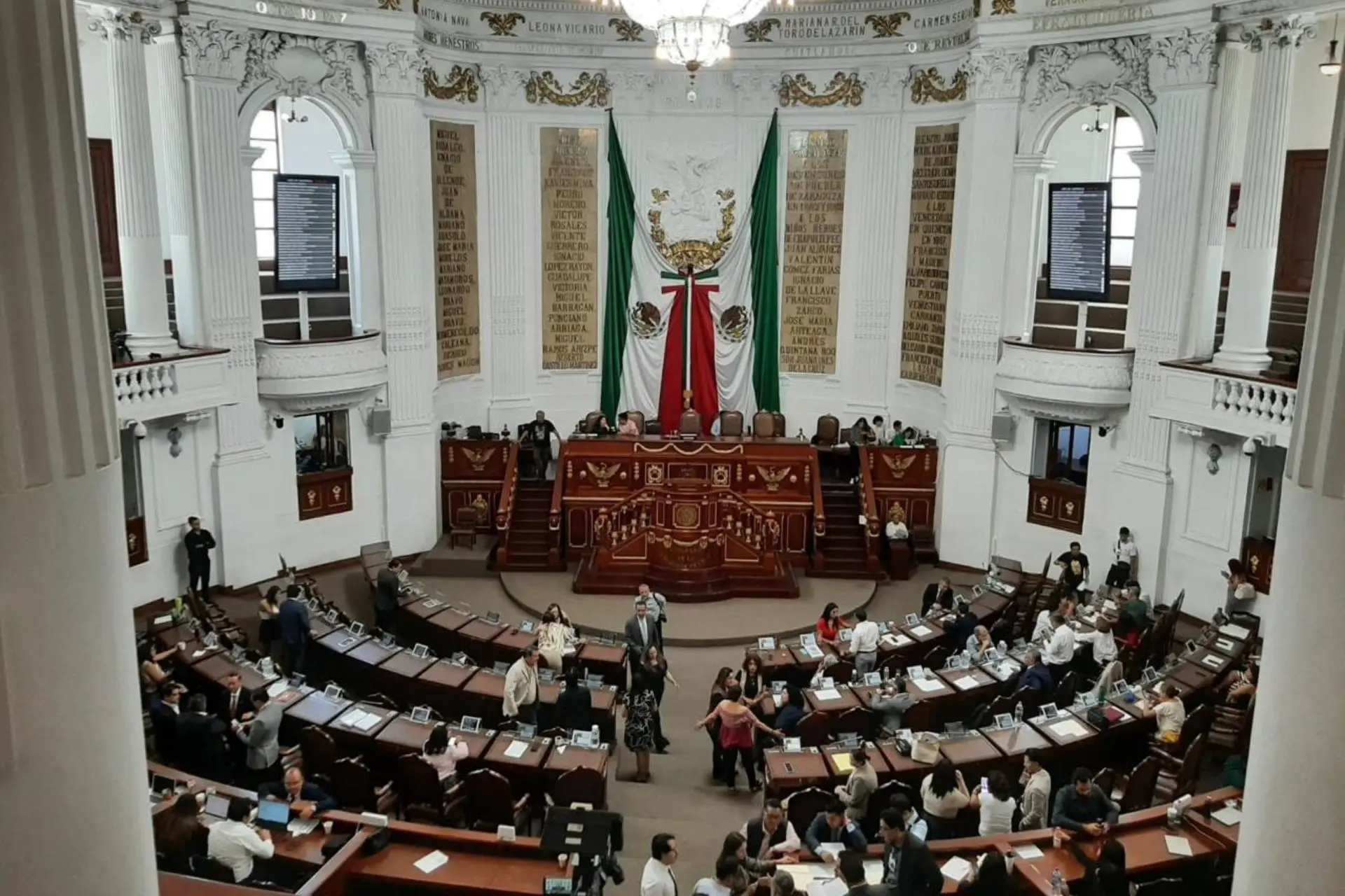 Juristas piden evitar la “sobrerrepresentación” de Morena en el Congreso