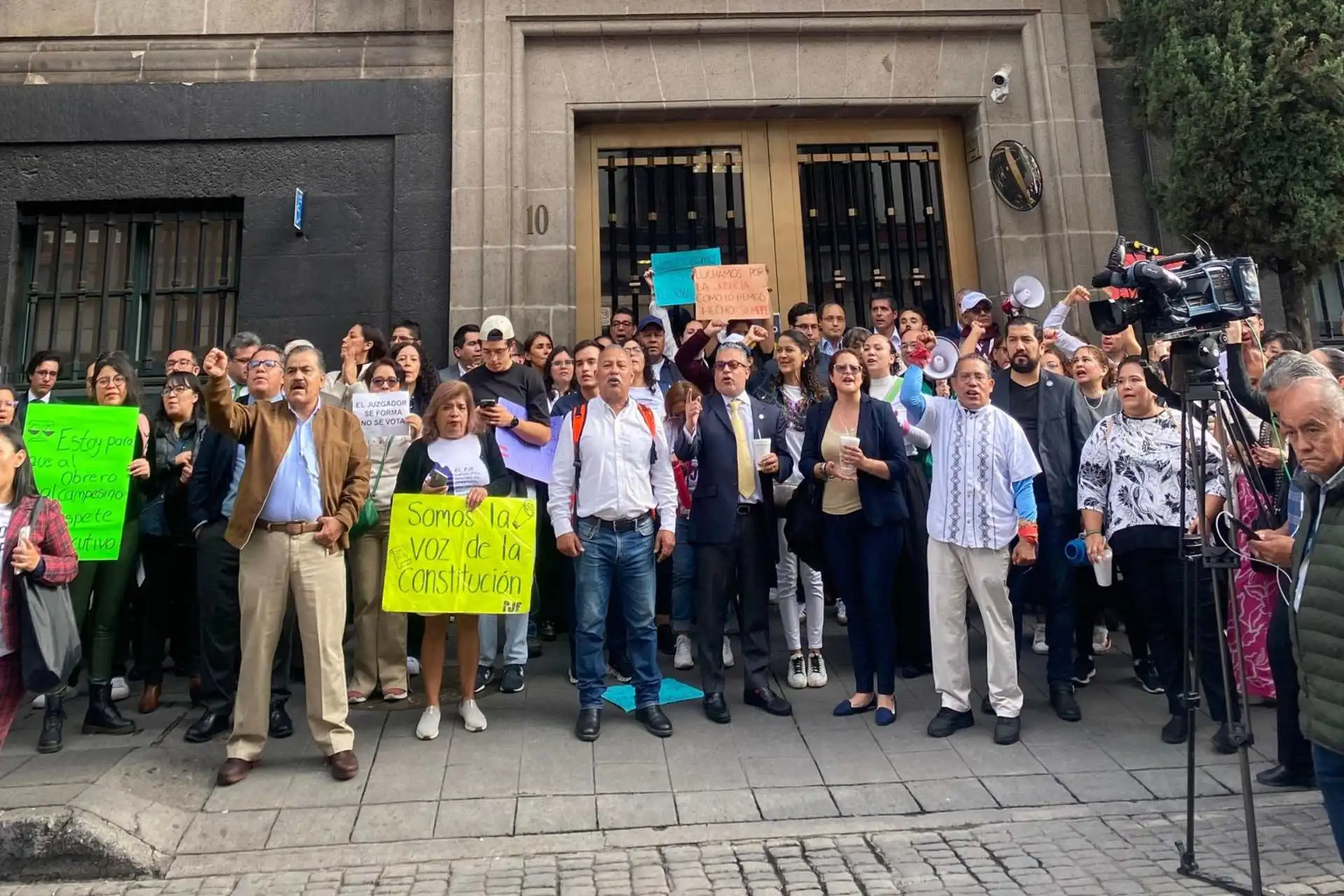 Bloquean accesos de la Corte en protesta contra la reforma al Poder Judicial