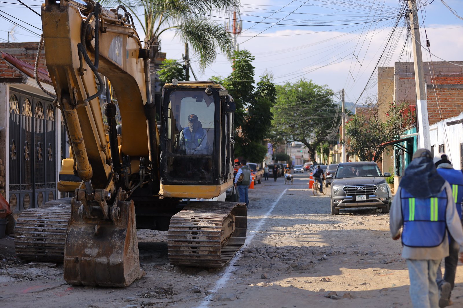 Pavimentan los alrededores de planteles educativos en Lomas de San Gonzalo