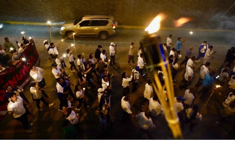 Miles de hondureños marchan con antorchas contra el gobierno