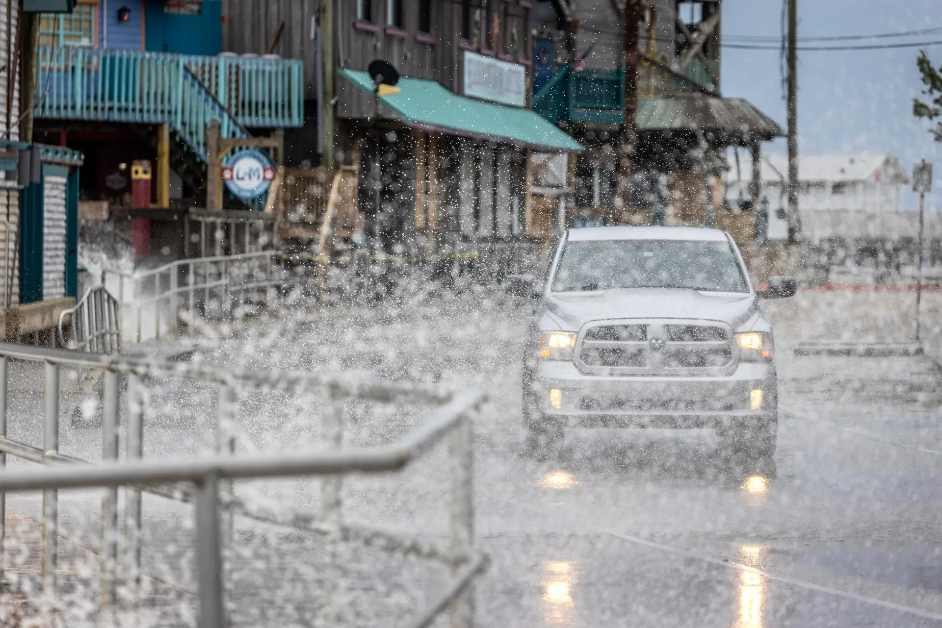 Al menos 4 muertos, destrozos, apagones e inundaciones deja “Helene” en el sureste de EE.UU.