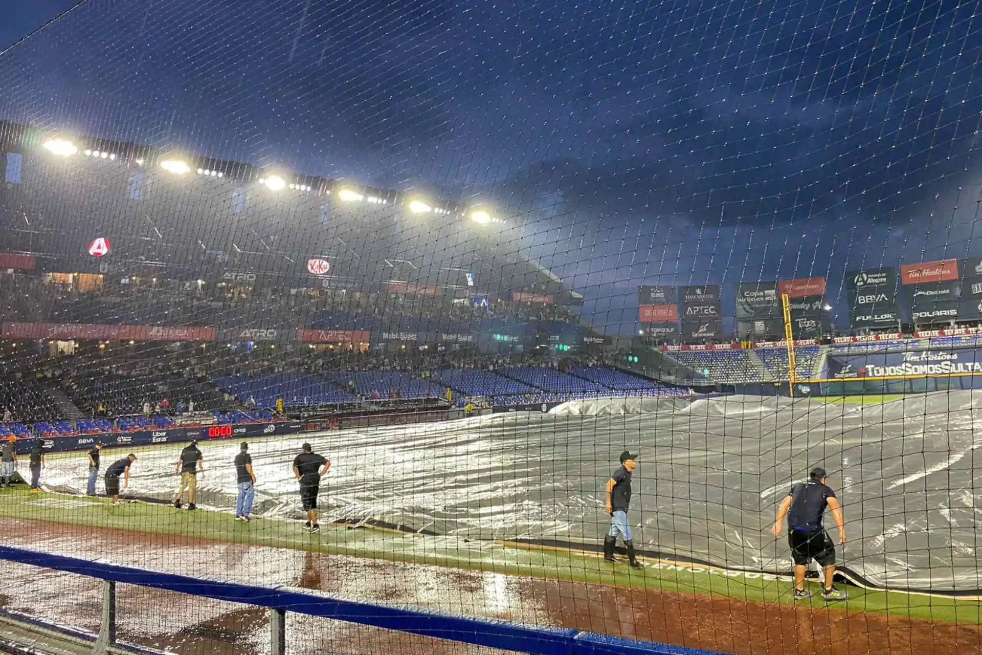 Suspenden el juego 3 de la Serie del Rey por lluvia