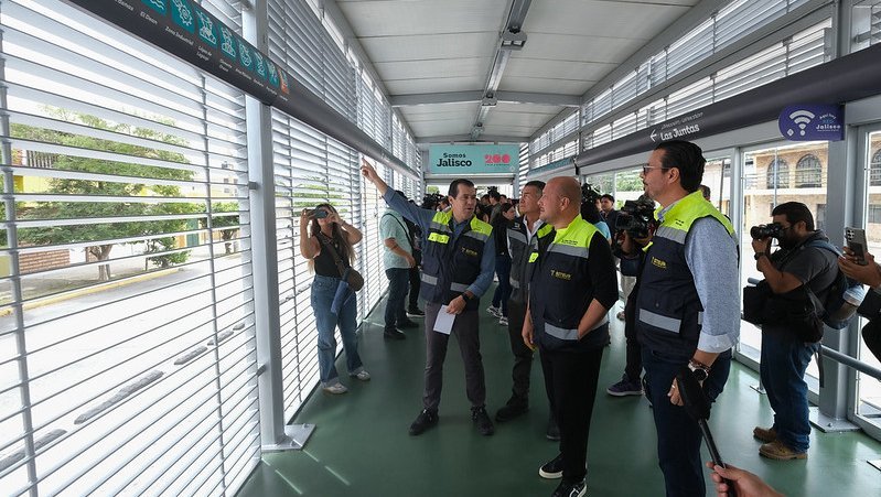 Entrega Alfaro obras de renovación de Mi Macro Calzada 