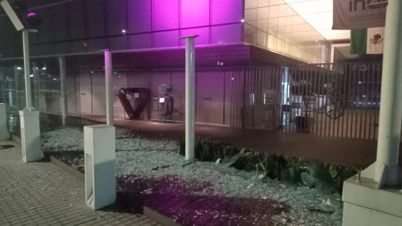 Vandalizan el INAI: rompen vidrios de su sede en la CDMX