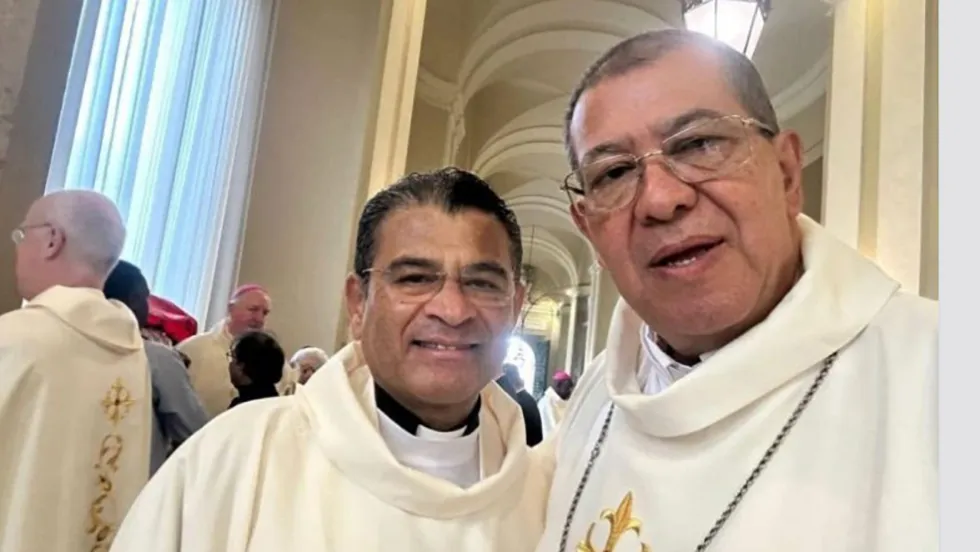 El obispo nicaragüense Rolando Álvarez, exiliado por Ortega, aparece en el Sínodo vaticano