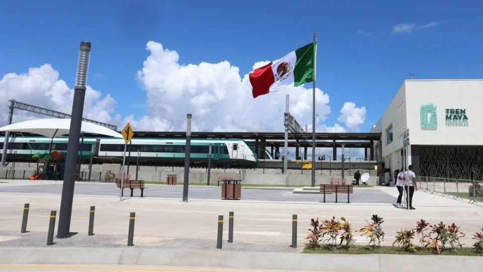 Un día antes de irse, AMLO dio un plazo de tres meses al gobierno de Sheinbaum para acelerar los trámites del Tren Maya y evitar que se suspendan las obras