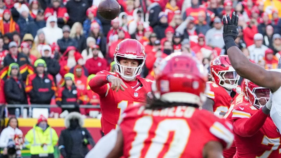 Mahomes impone récord como líder de pases de TD con Chiefs, que aseguran playoffs con triunfo sobre Raiders