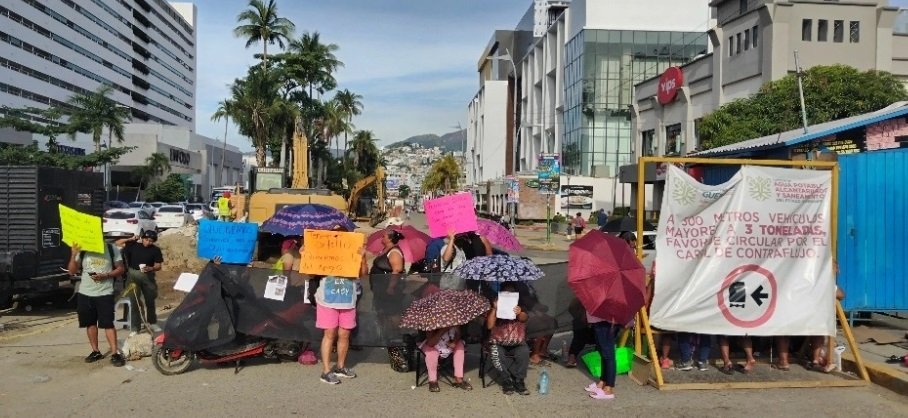 Acapulco: Con bloqueo, vecinos exigen pago por afectaciones de ‘John’