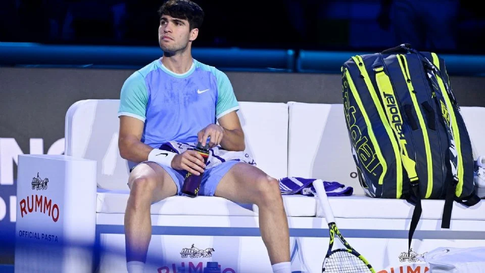 Carlos Alcaraz pierde en su estreno del ATP Finals 2024; asegura que jugó con dolor de estómago