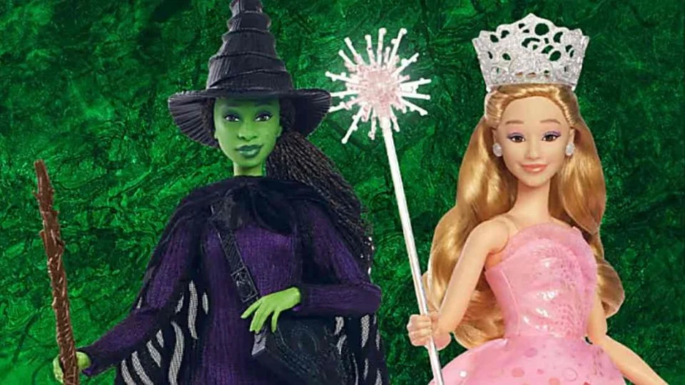 Reportan error en empaques de las muñecas de "Wicked" con enlace que lleva a un sitio pornográfico