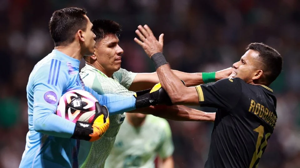 ¡Se armó la bronca! Jugadores de México y Honduras intercambian jalones y manotazos al final del partido