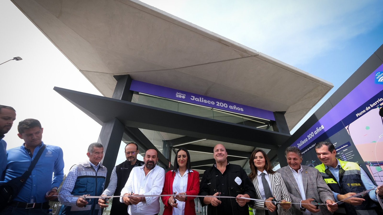 Inaugura Alfaro estación Jalisco 200 años de Mi Macro Periférico