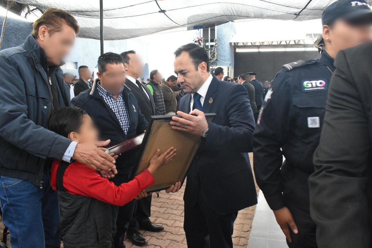 Rinden homenaje póstumo a policías caídos en Uriangato