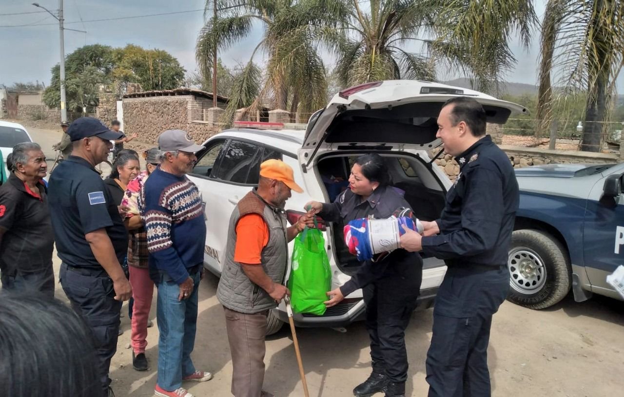 Celebran en Tlajo Día del Policía regalando despensas y cobijas a 350 familias