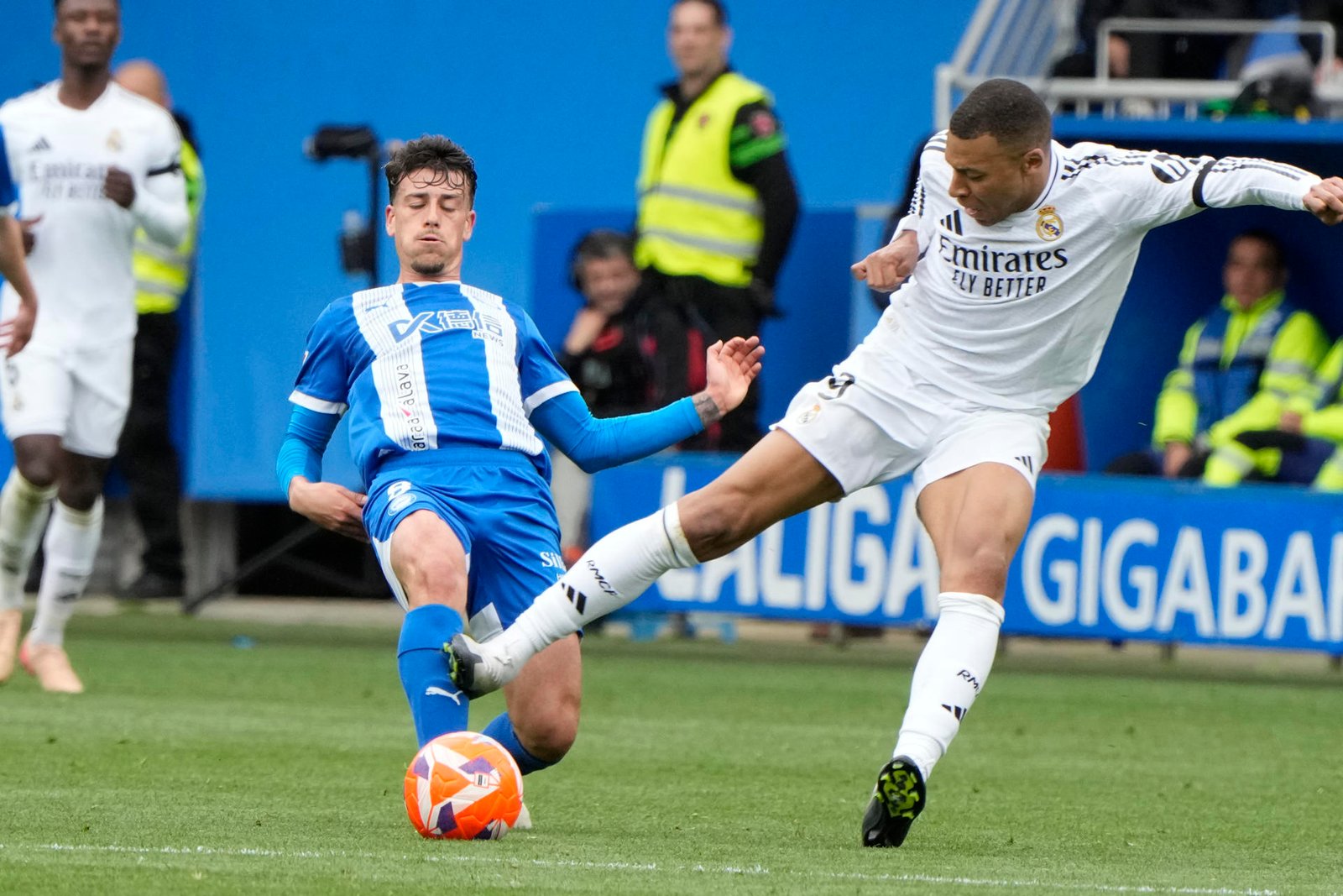 Un partido de suspensión a Mbappé por su expulsión ante el Alavés
