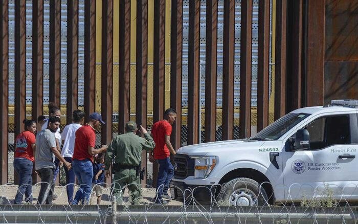 Gobierno de Trump incluye a migrantes en lista de muertos para quitarles beneficios